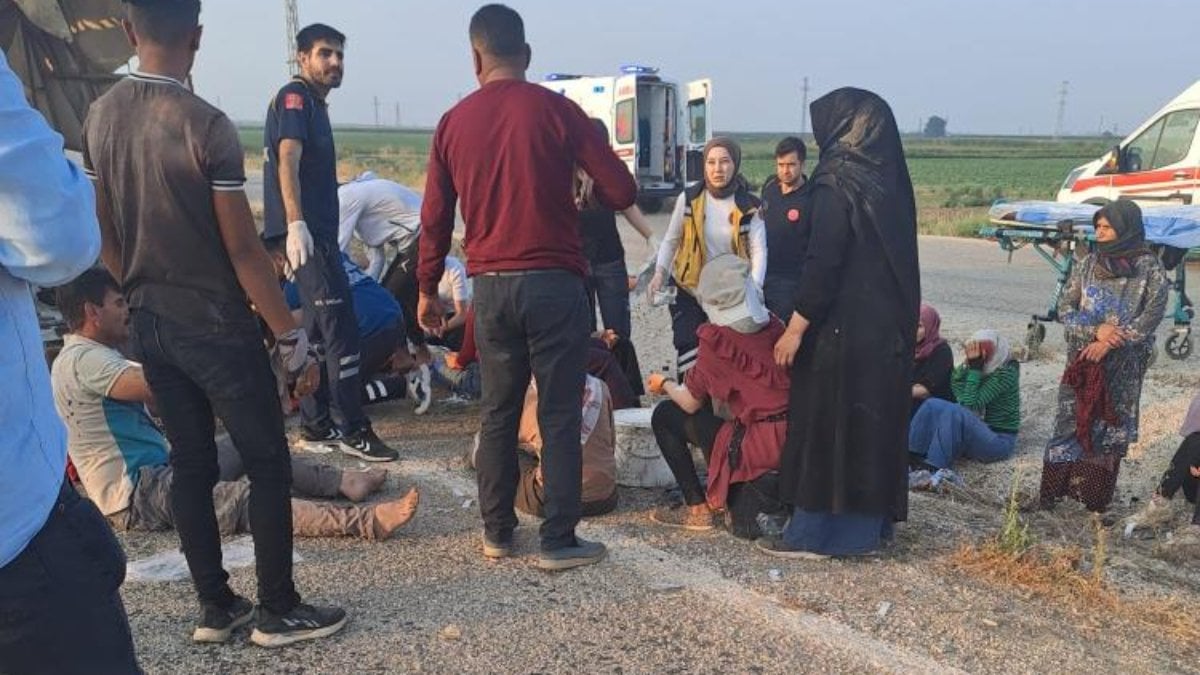 Hatay’da tarım işçilerini taşıyan kamyonet kaza yaptı: 20 yaralı