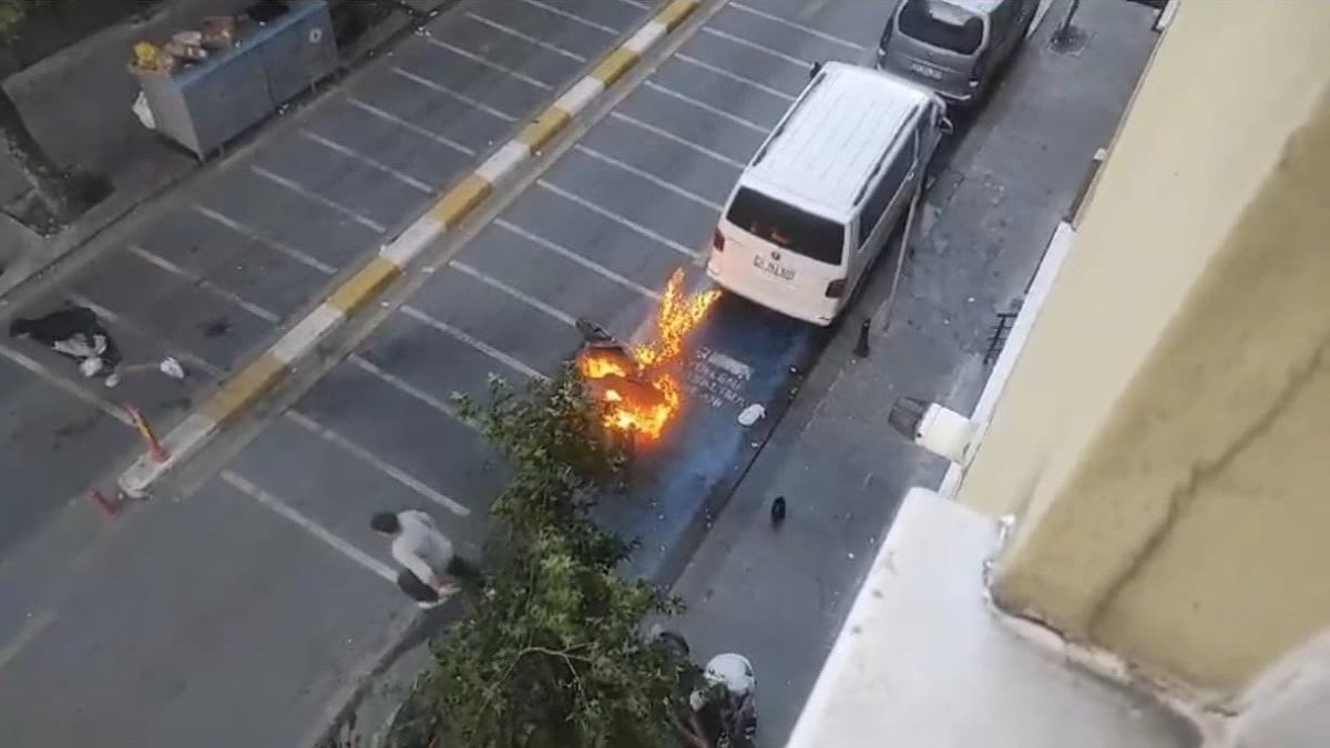 İstanbul’da yanan motosiklete binadan su döktüler