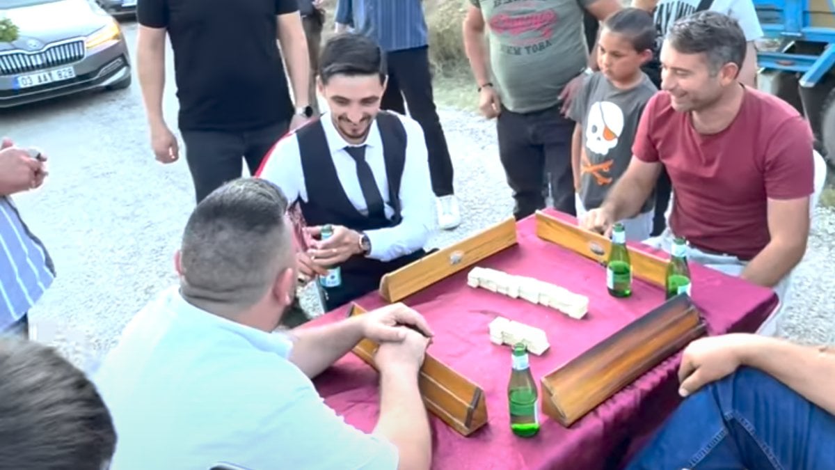 Afyonkarahisar’da düğün konvoyunun önünü kesip okey masası koydular