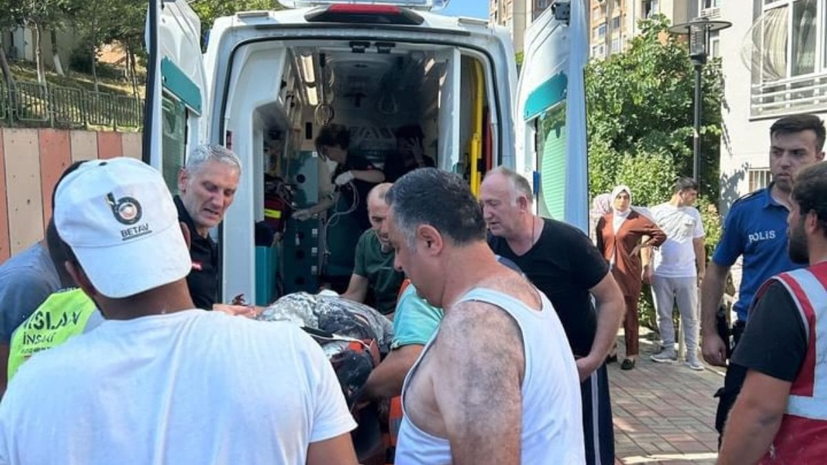 Başakşehir’de inşaat işçileri çöken iskelenin altında kaldı