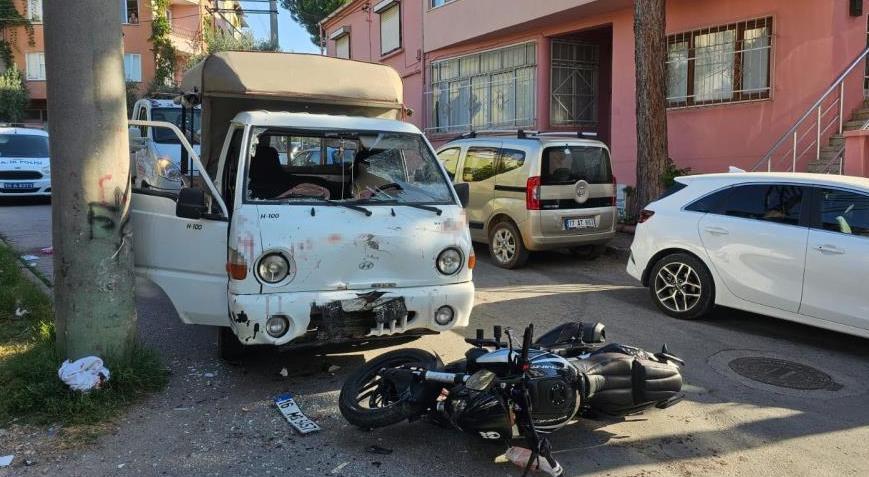 Feci kaza! Motosiklet sürücüsü kamyonun camından içeri girdi