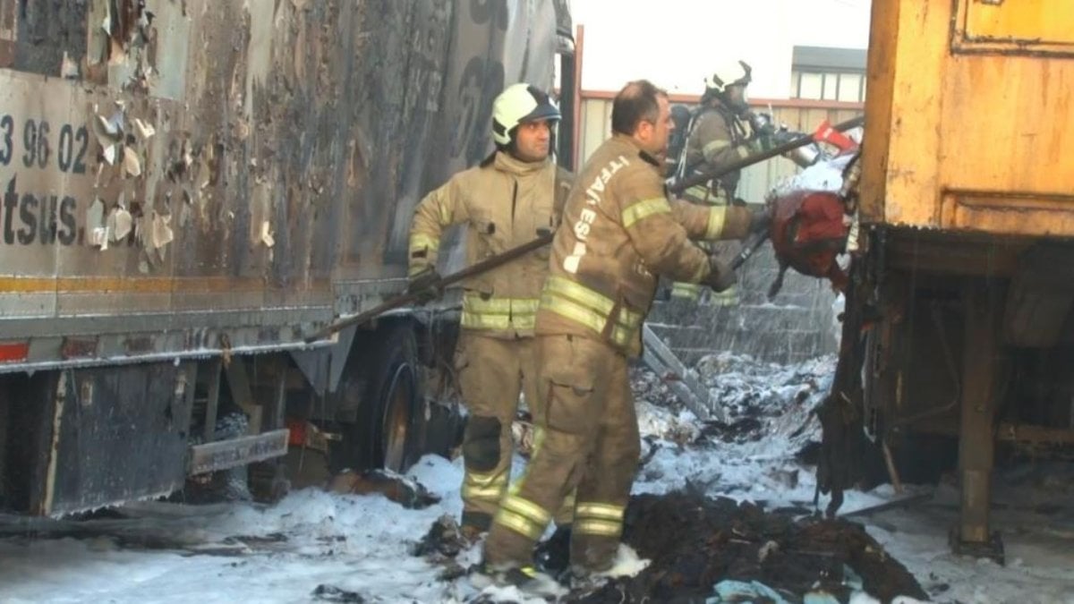 İstanbul Esenyurt’ta park halindeki tırlar alev alev yandı