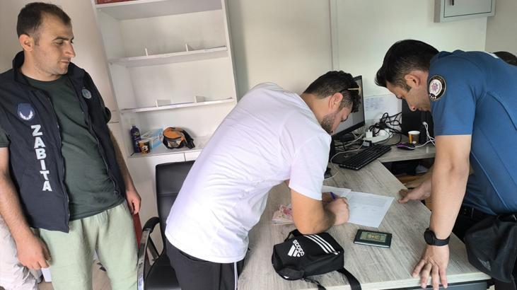 Sultanahmet’te içinde para dolu çanta bulundu! Turiste teslim edildi