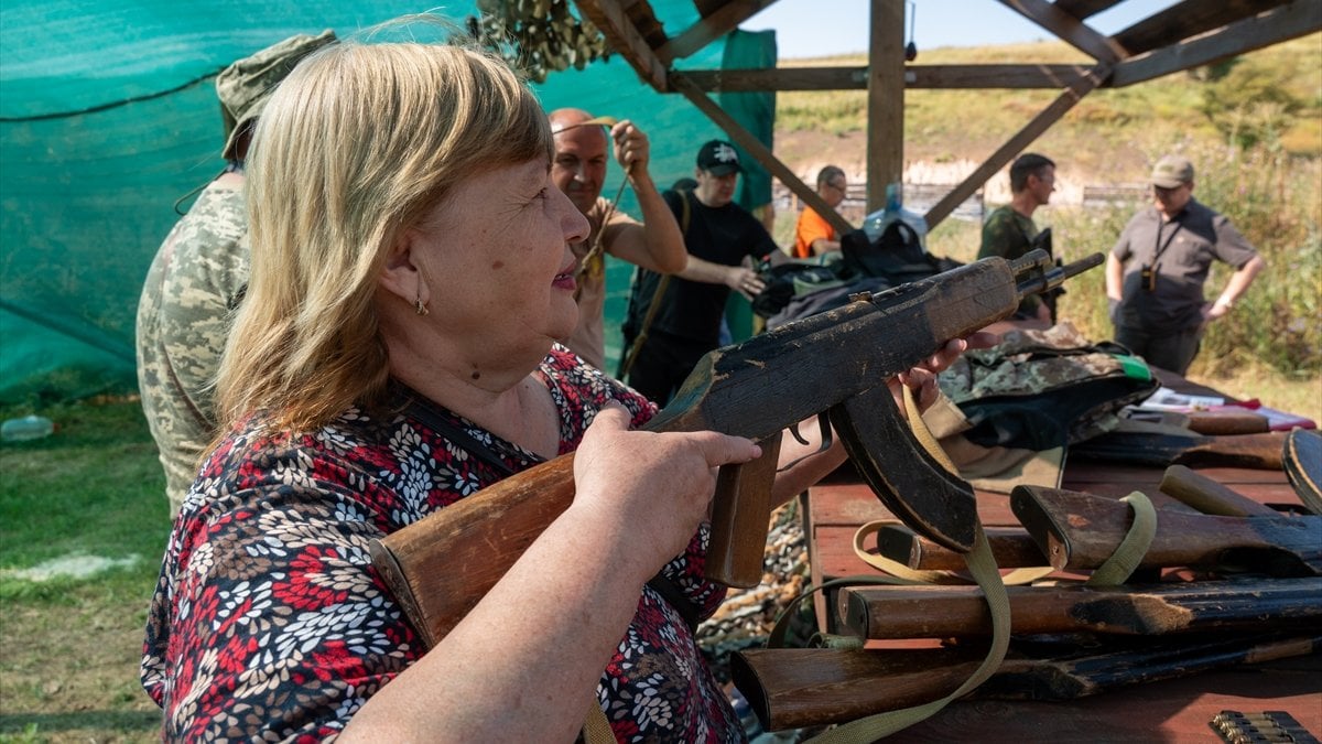 Ukraynalı sivilller Harkiv Oblastı’nda askeri eğitim alıyor