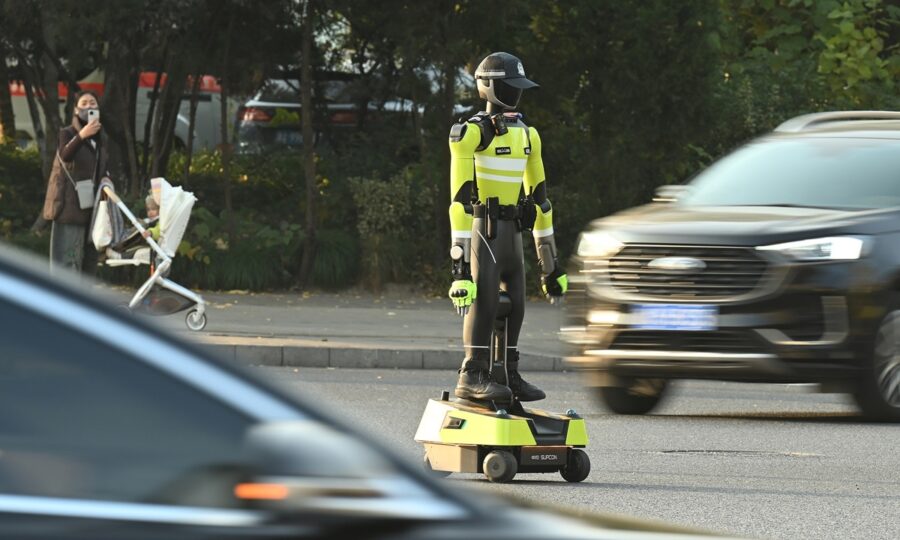 Çin’de insansı robotlar trafik polisliği yapmaya başladı