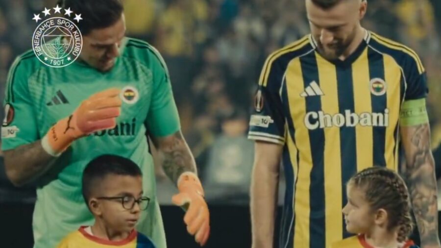 Ederson’dan işitme engelli miniğe duygusal hareket