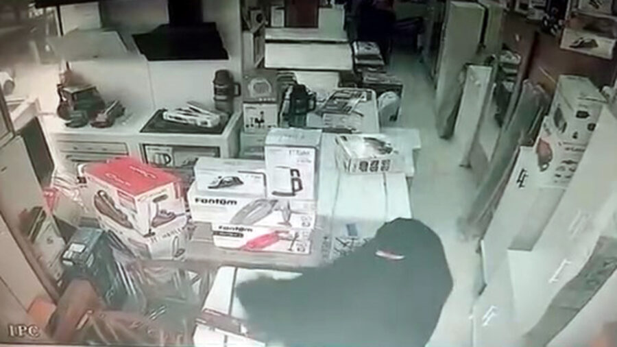 İstanbul’da saç düzleştiriciyi çarşafının içine saklayarak çaldı